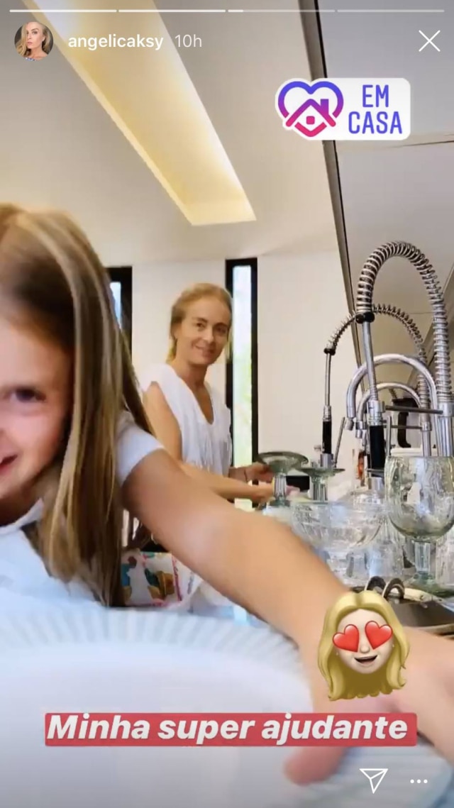 Instagram/@angelicaksy Angélica e filha lavam louça na quarentena durante a pandemia do novo coronavírus.