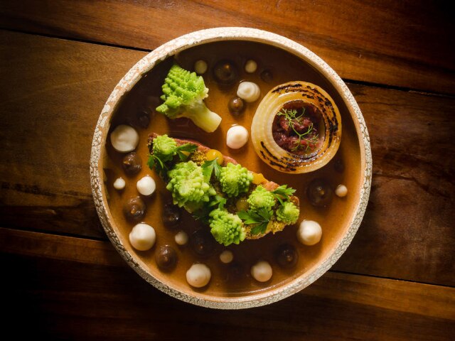 Leonardo Freire Nuca suína na brasa com romanesco e gel de cebola, do restaurante Manga.