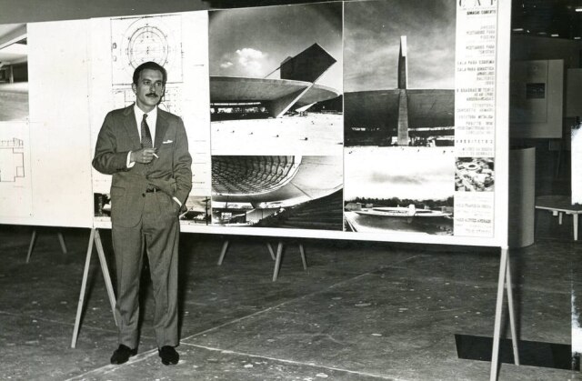 Acervo/Estadão Paulo Mendes da Rocha em foto de 1961 com o projeto do ginásio do Clube Paulistano ao fundo