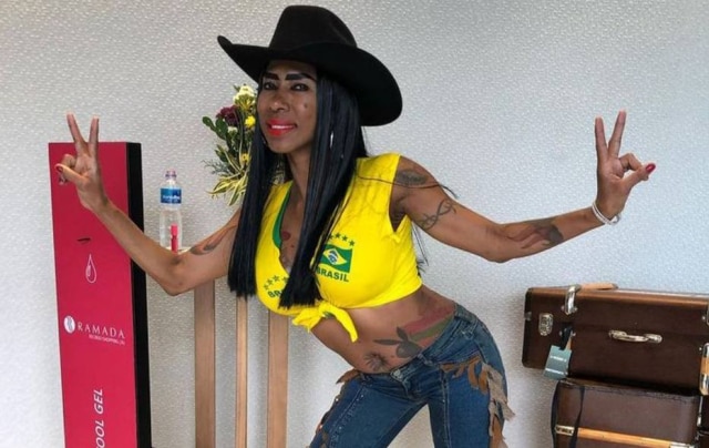 Instagram/ @inesbrasiltv Inês Brasil participou de ação promocional de 'A Fazenda' 13