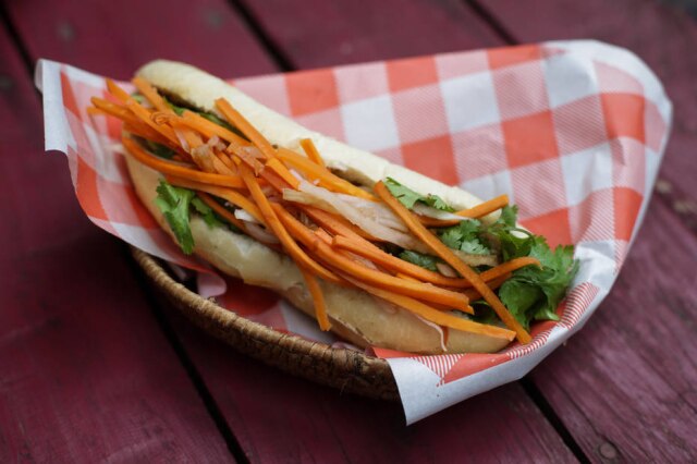 Felipe Rau/Estadão O bahn mi, que dá nome ao restaurante é o sanduíche mais popular no Vietnã