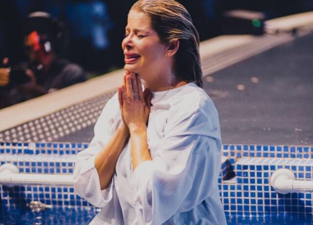 Instagram/@karinabacchi Karina Bacchi se batizou em igreja evangélica.