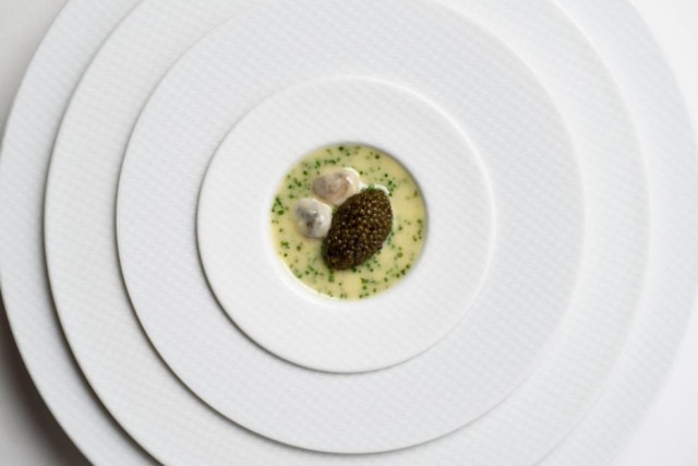 Karsten Moran|New York Times Até pratos canônicos, como Oysters and Pearls podem ser mutilados. Como o zabaione sobre o prato estava quebrado, todo separado, uma piscina de gordura se formava sobre a tapioca, detona Wells.