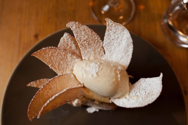 DAMIEN LAFARGUE|NYT Mil-folhas de maçã do chef Katsuaki Okiyama, do Abri.
