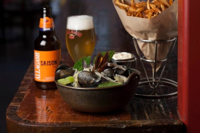 Grant Kessler/Divulgação Mexilhões cozidos em witbier com fritas belgas.