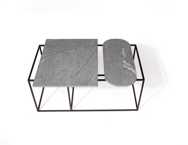 Divulgação Mesa de centro com tampo de pedra-sabão e estrutura de metal com pintura epóxi, para ser usada em áreas internas ou externas
