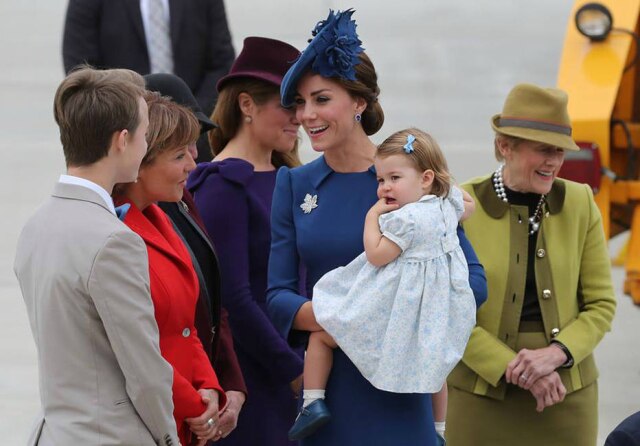 Reprodução/Facebook Família Real Britânica Kate Middleton e princesa Charlotte.