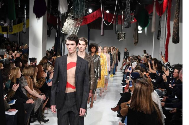 AFP PHOTO / Angela Weiss A estreia de Raf Simons na Calvin Klein atraiu todos os olhares