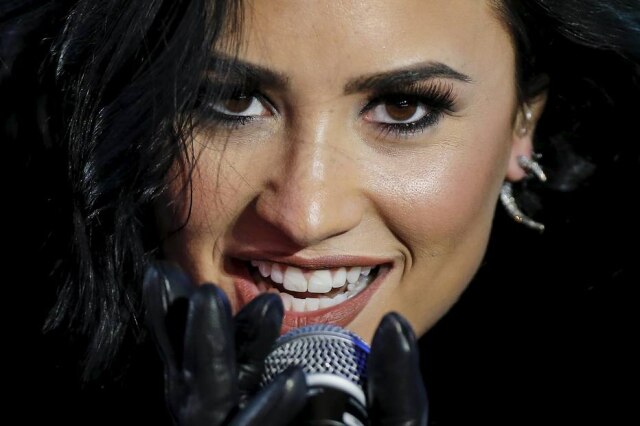 Carlo Allegri/Reuters A cantora Demi Lovato fez mais uma tatuagem na mão.