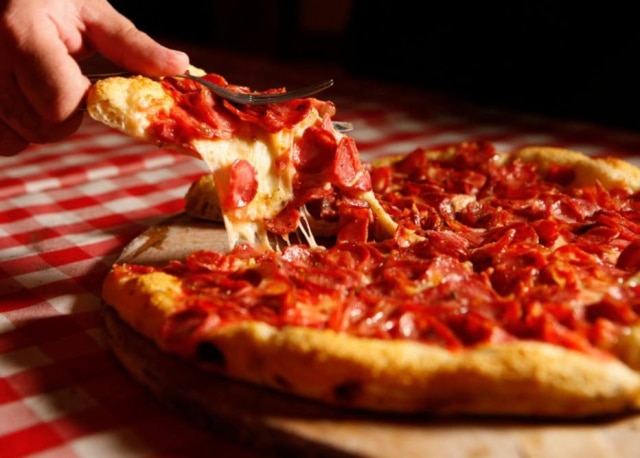 Helena de Castro|Divulgação Mais de 90. Na pizzaria Castelões, que abriu em 1924, clássica é a pizza que leva o nome da casa, com linguiça calabresa.