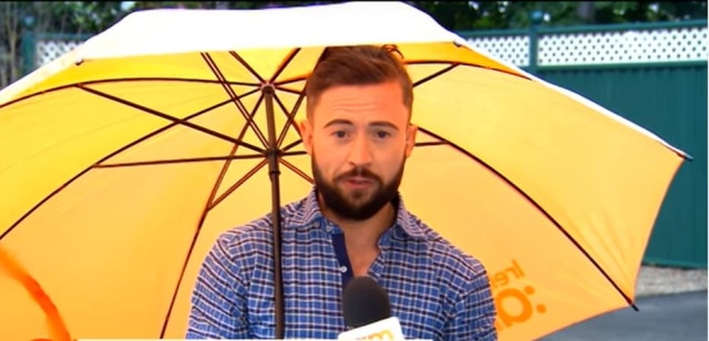 Youtube.com/Thejournalvideo Deric Hartigan fazia a transmissão ao vivo quando um forte vento levou seu guarda-chuva e o arrastou junto.