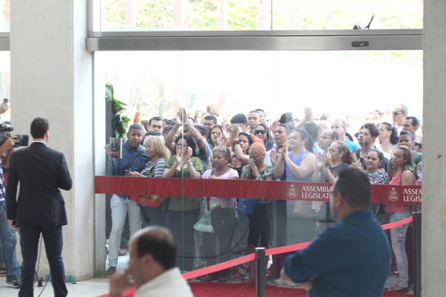 Rafael Arbex/ESTADÃO Multidão se aglomera na entrada da Assembleia Legislativa, onde está sendo velado o corpo de Marcelo Rezende.