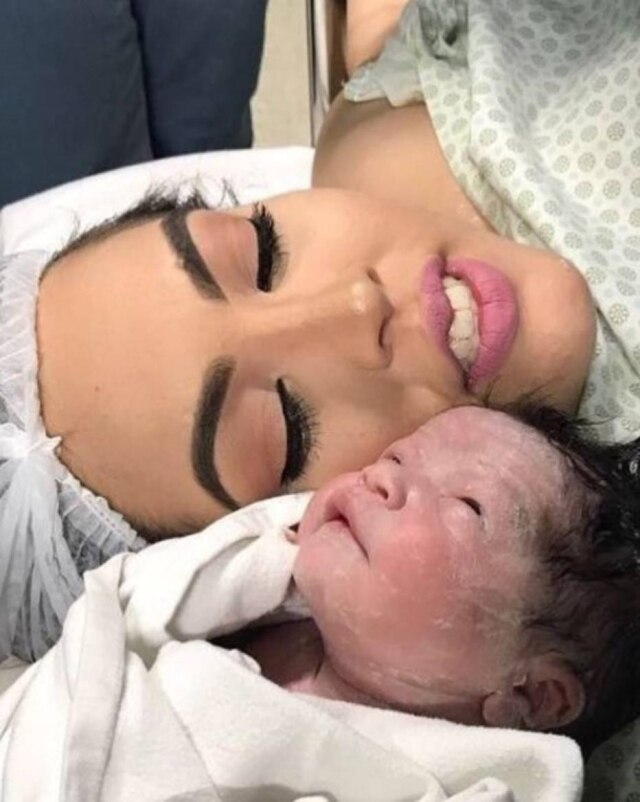 Instagram/@Kamilafrancabeauty Mãe que foi maquiada antes de dar à luz.
