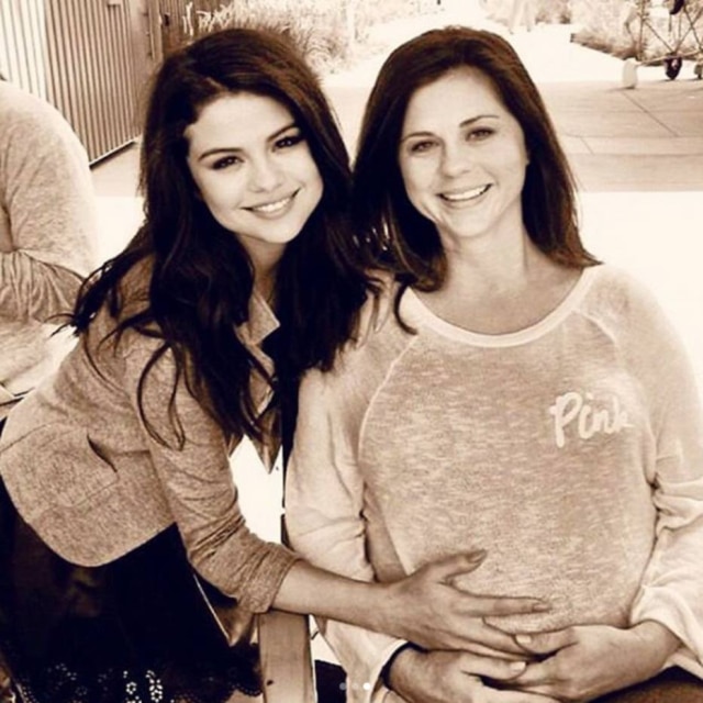 Instagram/@kicked2thecurbproductions Mandy Teefey, mãe da cantora Selena Gomez, fez post no Instagram homenageando a filha que ela perdeu em um aborto espontâneo em 2011
