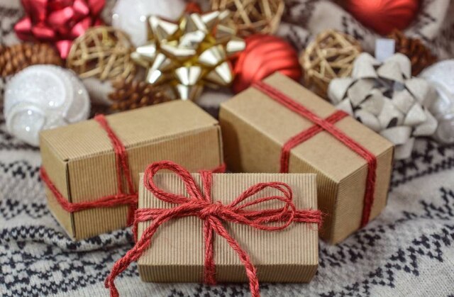 Pixabay Amigo-secreto é uma brincadeira comum no Natal brasileiro – mas nem sempre os itens recebidos agradam.