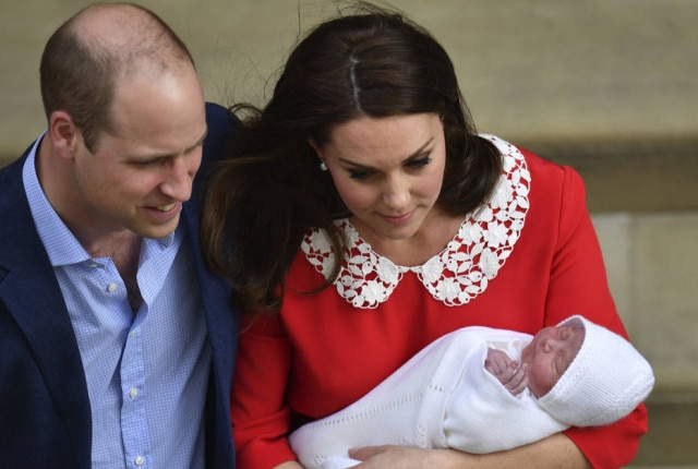 John Stillwell/Pool photo via AP Príncipe William e Kate mostram o rosto do filho recém-nascido pela primeira vez.