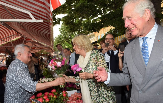 Jean-Pierre Amet/Reuters Em viagem pela França, príncipe Charles falou pela primeira vez sobre o casamento do seu filho Harry com Meghan Markle