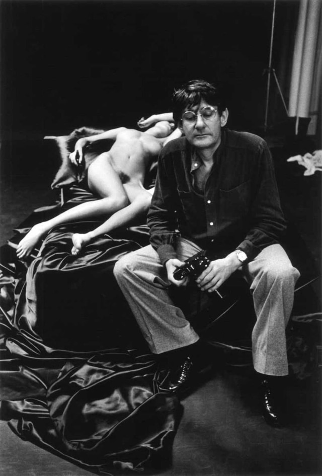 Alice Springs/ divulgação Fundação Helmut Newton Uma das imagens da exposição em cartaz na Fundação Helmut Newton, com um registro de 1976 em que o próprio fotógrafo surge retratado