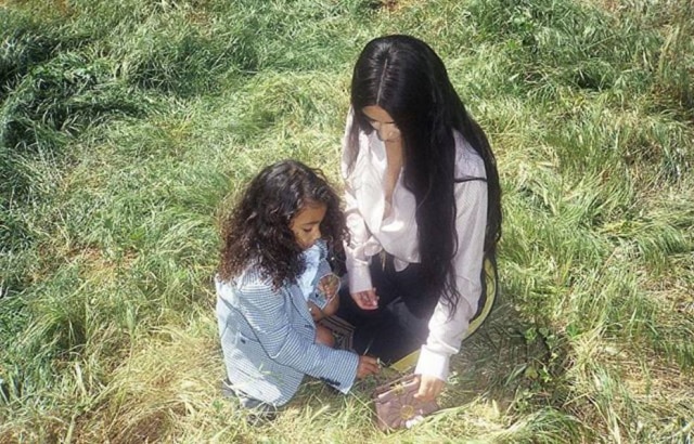 Instagram.com/fisforfendi Kim Kardashian e sua filha North West na campanha da Fendi