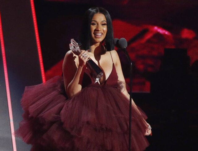 Mario Anzuoni / Reuters Cardi B recebendo o prêmio iHeartRadio em março de 2018