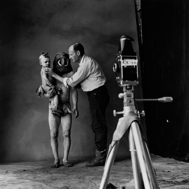 Lisa Fonssagrives-Penn/© The Lisa Fonssagrives-Penn Trust Irving Penn trabalhando na Nova Guiné, 1970, no registro feito por sua mulher Lisa Fonssagrives-Penn