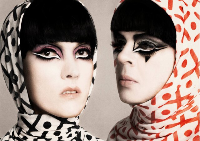Adriano Damas/Divulgação Johnny Luxo e Zé Pedro em versões 'Qui Êtes-Vous, Polly Maggoo?', inspirado no filme sátira fashion de William Klein