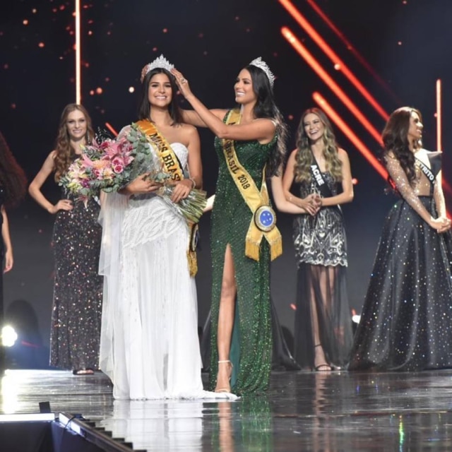 Júlia Horta é coroada Miss Brasil 2019 pela amazonense Mayra Dias, que venceu a disputa ano passado