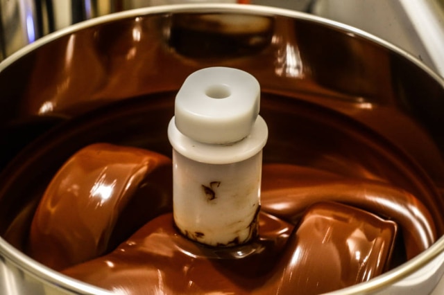 O chocolate artesanal, feito da amêndoa à barra, está ganhando cada vez mais atenção