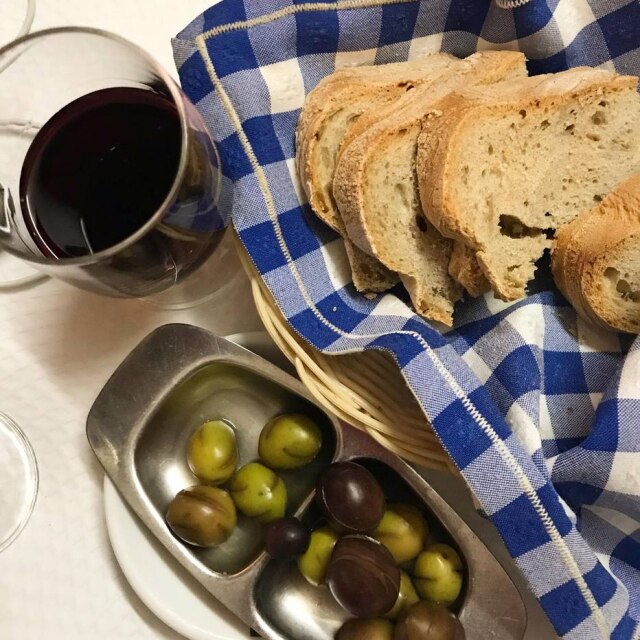 Carla Peralva Na Adega do Isaías, em Estremoz, a entrada reúne azeitonas, pão alentejano e vinho da casa