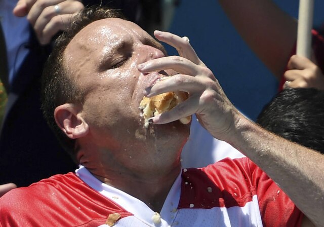 Sarah Stier / AP Photo Joey Chestnut come hot dog durante competição em Nova York em 4 de julho de 2019.