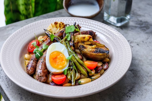 Lucas Terribili Novidades no Fitó. Linguiça de carne de sol acompanhada de salada de favas, coalhada da casa e ovo cozido