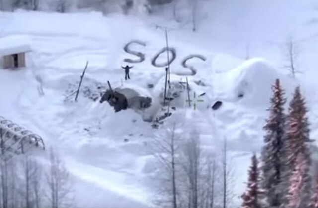 Alaska State Troopers via AP Para tentar chamar a atenção de aviões que passavam pela região Tyson Steele fez um grande sinal de socorro na neve
