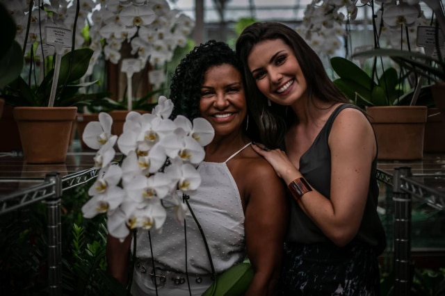 Pedro Curi Nathalia Arcuri (à esquerda) com a empresária Zica Assis, que aparece no primeiro episódio da série