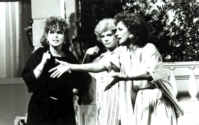 Globo / Divulgação Irene Ravache, Eva Wilma e Tônia Carrero em cena de 'Sassaricando'