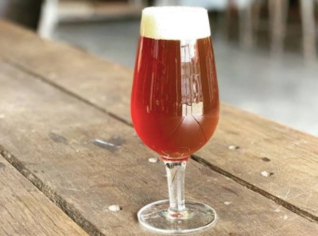 Cervejaria Tarantino Barley Wine, robusta, com 9,4% de teor alcoólico.
