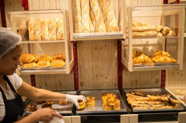 Daniel Teixeira/Estadão Pães, folhados e sanduíches que eram servidos na padaria seguem disponíveis no delivery.