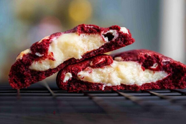 Cookie red velvet, com massa vermelha de cacau, gotas de chocolate branco e recheio de brigadeiro de leite ninho