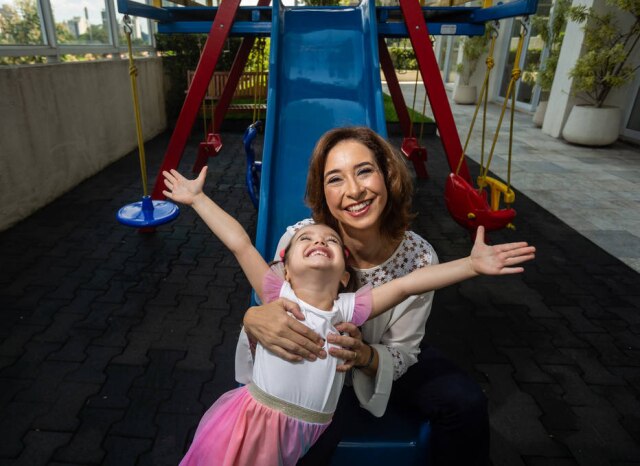 Taba Benedicto/Estadão Christelle Maillet, diagnosticada há mais de 10 anos com Transtorno Bipolar, e a filha Chloé, de 4 anos.