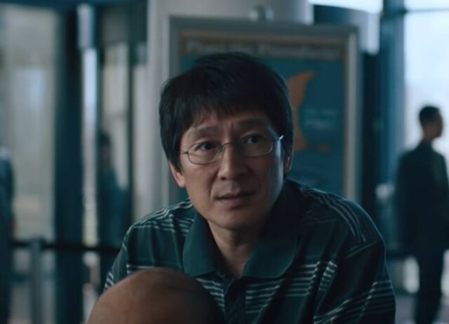 A24/YouTube O ator Ke Huy Quan, mais conhecido por seus trabalhos em 'Indiana Jones' (1984) e 'Os Goonies' (1985), retorna às telas de cinema após 20 anos, no filme 'Everything Everywhere All at Once'.