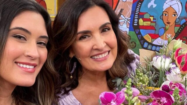 Fátima Bernardes ao lado da filha, Beatriz Bonemer, que fez uma visita surpresa à apresentadora durante o 'Encontro' desta sexta-feira, 6.