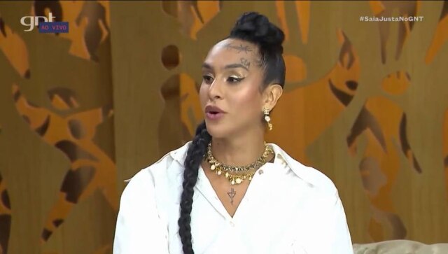 GNT Linn da Quebrada em participação no programa 'Saia Justa', do canal GNT.