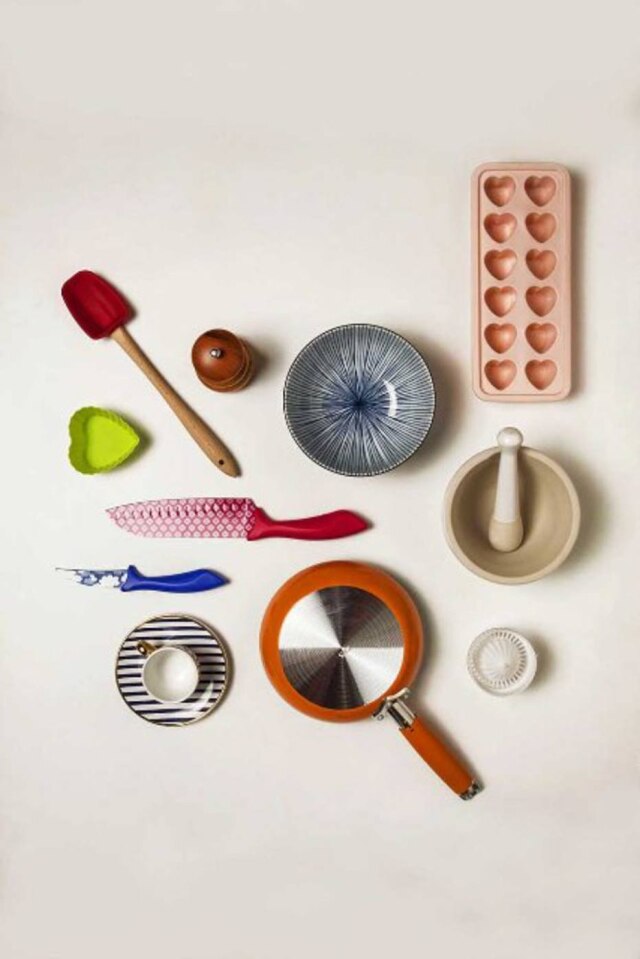 Zeca Wittner/Estadão Xícara da Oxford Porcelanas, facas Tramontina, forma de silicone da Tok & Stok, espátula Camicado, saleiro Tok & Stok, bowl Tenman-Ya, pilão de cerâmica da Le Creuset e forma de gelo da Eva Store