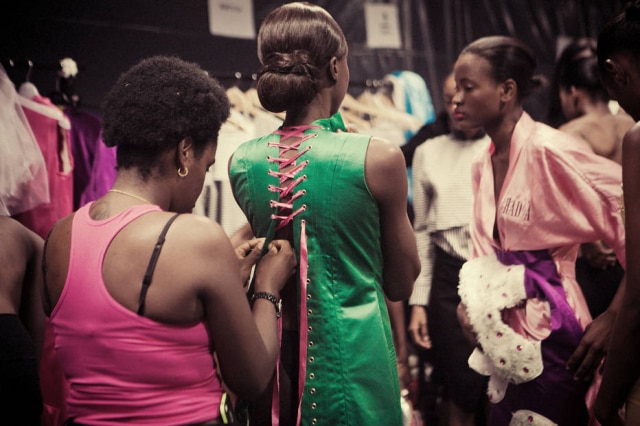 Divulgação Bastidores do Angola Fashion Week 2014: moda alegre e colorida