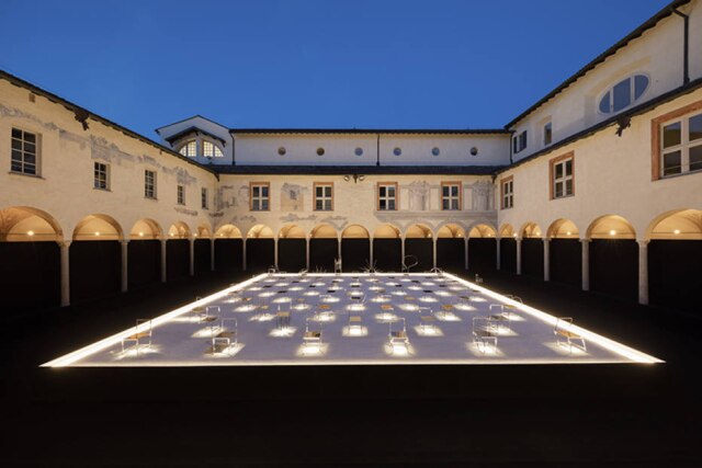Takumi Ota/Divulgação O pátio da faculdade de Teológica dell'Italia Settentrionale, em Milão, com as cadeiras de Oki Sato, do estúdio Nendo, durante a Semana de Design de Milão 2016