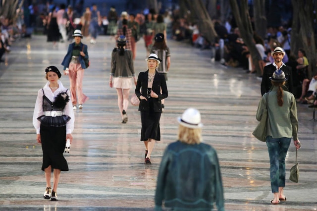 REUTERS/Alexandre Meneghini A cidade parou para ver a tropa de Karl Lagerfeld, diretor criativo da maison, passar