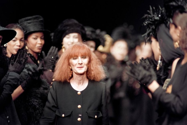 PIERRE GUILLAUD/AFP PHOTO Sonia Rykiel sendo aplaudida após o desfile de outono/inverno 1993-1994