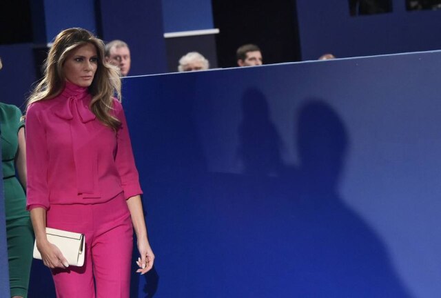 AFP PHOTO / MANDEL NGAN Melania Trump usou Gucci no debate entre os candidatos à presidência dos Estados Unidos.