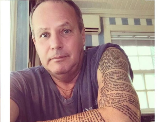 Reprodução/Instagram Jayme Monjardim faz tatuagem.
