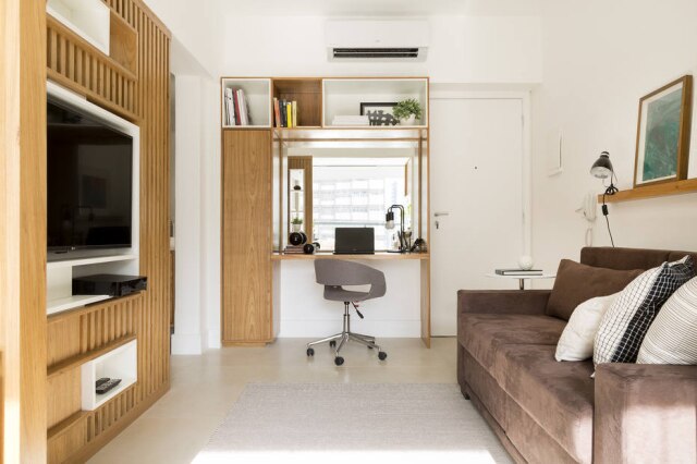 JULIA RIBEIRO/DIVULGAÇÃO A sala de estar com home office ao fundo