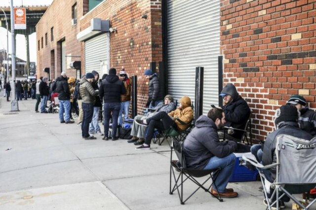 Krista Schlueter|The New York Times Fãs aguardam na fila em frente a cervejaria Other Half no Brooklin para garantir a nova IPA da cervejaria